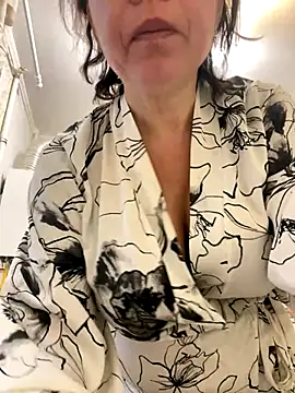 Snapshot of Kiravix chatting on 11-13-25, 05:17 Kiravix online show from 11-13-25, 05:17