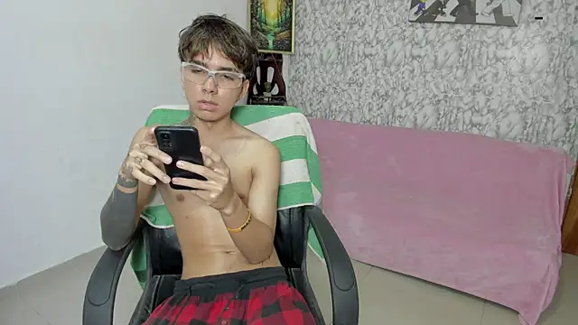 Snapshot of maxxis_eli chatting on 10-09-25, 04:10 maxxis eli online show from 10-09-25, 04:10