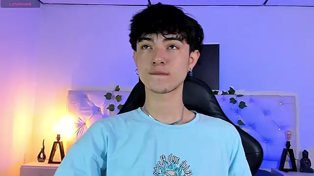 Snapshot of Elliot_younngg chatting on 09-23-25, 02:31 Elliot younngg online show from 09-23-25, 02:31