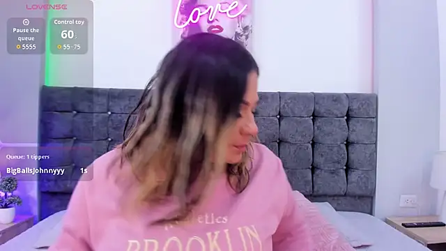 isabella horney  online show from 10-05-25, 07:56