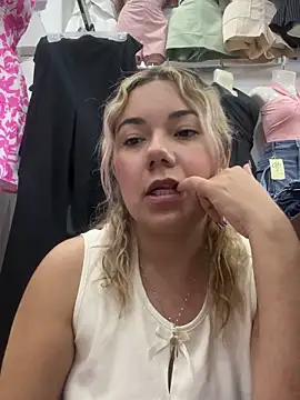 Snapshot of Fabii15 chatting on 09-11-25, 12:33 Fabii15 online show from 09-11-25, 12:33