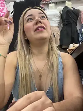 Snapshot of Fabii15 chatting on 09-11-25, 10:43 Fabii15 online show from 09-11-25, 10:43