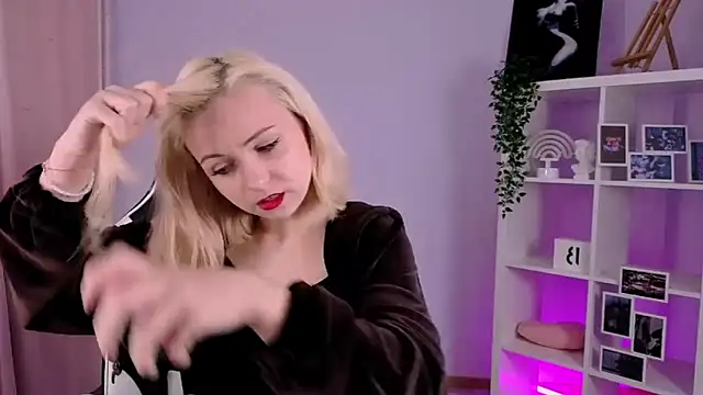 Charlotte Colinss online show from 09-20-25, 07:20