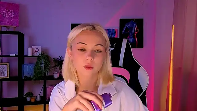 Charlotte Colinss online show from 05-29-26, 04:21