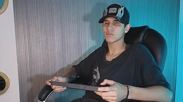 Snapshot of _realwav chatting on 10-13-25, 06:46 realwav online show from 10-13-25, 06:46