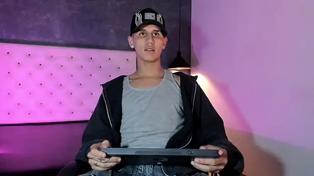 Snapshot of _realwav chatting on 10-17-25, 07:11 realwav online show from 10-17-25, 07:11