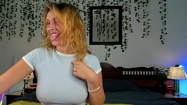 Snapshot of Ariana_Spring chatting on 09-24-25, 01:36 Ariana Spring online show from 09-24-25, 01:36