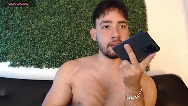 Snapshot of sam_ford_2 chatting on 01-07-26, 12:46 sam ford 2 online show from 01-07-26, 12:46