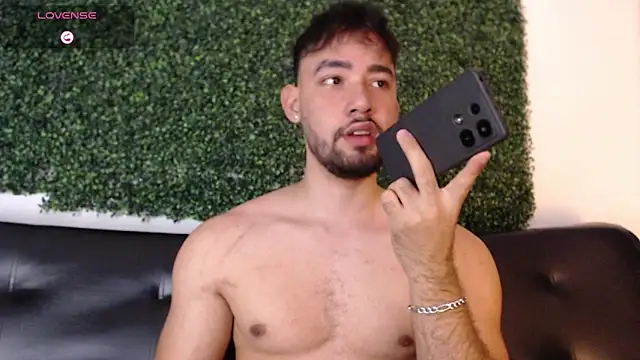 Snapshot of sam_ford_2 chatting on 03-05-26, 01:01 sam ford 2 online show from 03-05-26, 01:01