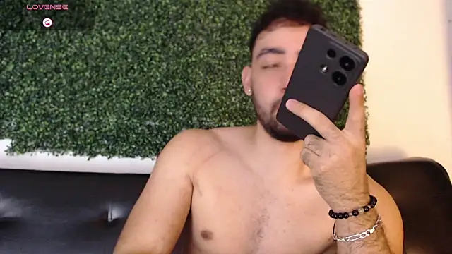 Snapshot of sam_ford_2 chatting on 04-09-26, 12:54 sam ford 2 online show from 04-09-26, 12:54