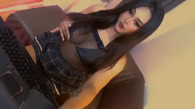 Snapshot of Lilly-lou chatting on 11-20-25, 05:07 Lilly-lou online show from 11-20-25, 05:07