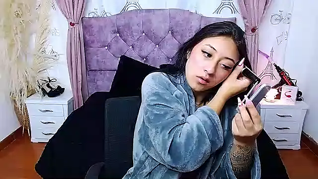 Snapshot of Wendy-13 chatting on 10-18-25, 11:33 Wendy-13 online show from 10-18-25, 11:33