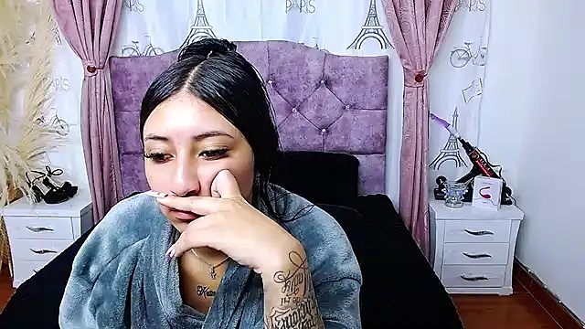 Snapshot of Wendy-13 chatting on 10-21-25, 11:22 Wendy-13 online show from 10-21-25, 11:22