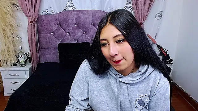 Snapshot of Wendy-13 chatting on 11-25-25, 11:21 Wendy-13 online show from 11-25-25, 11:21