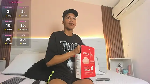 Brunette  boy online show from 09-10-25, 03:17