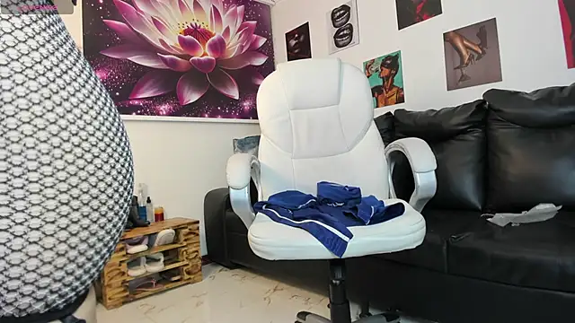 lycoris 19 online show from 10-10-25, 08:30