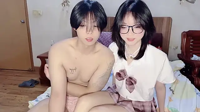 Snapshot of Crush-1 chatting on 10-03-25, 04:48 Crush-1 online show from 10-03-25, 04:48