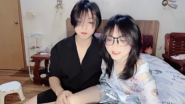 Snapshot of Crush-1 chatting on 11-02-25, 04:42 Crush-1 online show from 11-02-25, 04:42