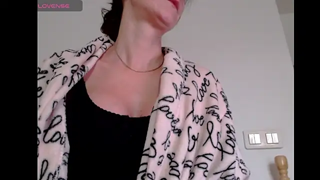 Snapshot of BritneyDivine chatting on 10-19-25, 05:19 BritneyDivine online show from 10-19-25, 05:19