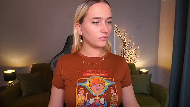 Snapshot of LilElfie chatting on 10-24-25, 02:57 LilElfie online show from 10-24-25, 02:57