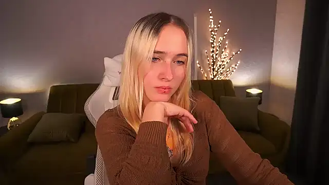 Snapshot of LilElfie chatting on 10-26-25, 08:59 LilElfie online show from 10-26-25, 08:59