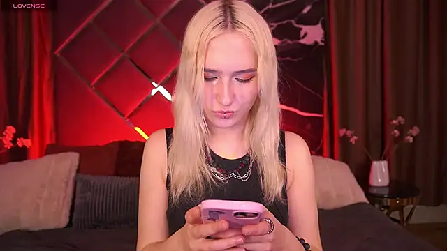 Snapshot of LilElfie chatting on 02-26-26, 02:16 LilElfie online show from 02-26-26, 02:16