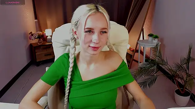 Snapshot of cute_luucy chatting on 03-18-26, 03:42 cute luucy online show from 03-18-26, 03:42