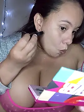 Snapshot of luzdanna chatting on 11-29-25, 02:47 luzdanna online show from 11-29-25, 02:47