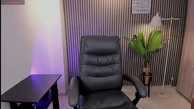Snapshot of Missnaomi_ chatting on 09-28-25, 05:57 Missnaomi online show from 09-28-25, 05:57