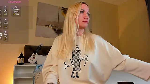 KiraSun online show from 10-16-25, 12:06