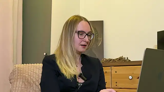 Snapshot of KiraxFate chatting on 11-17-25, 04:13 KiraxFate online show from 11-17-25, 04:13