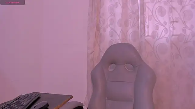 Snapshot of Faver_ chatting on 10-31-25, 12:06 Faver online show from 10-31-25, 12:06