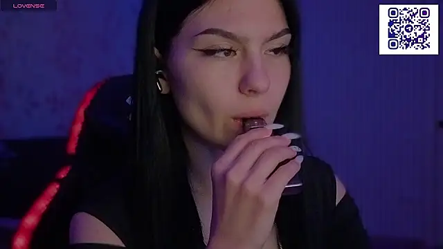 Snapshot of kara_liffe chatting on 05-19-26, 01:56 kara liffe online show from 05-19-26, 01:56
