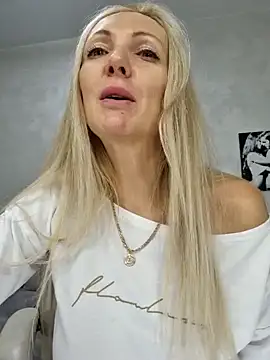 Snapshot of Monna chatting on 12-23-24, 03:01 Monna online show from 12-23-24, 03:01