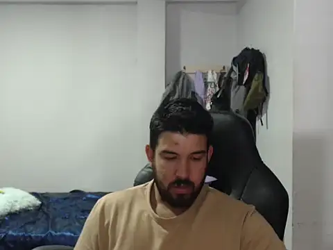 Snapshot of Axel11113 chatting on 10-20-25, 04:02 Axel11113 online show from 10-20-25, 04:02