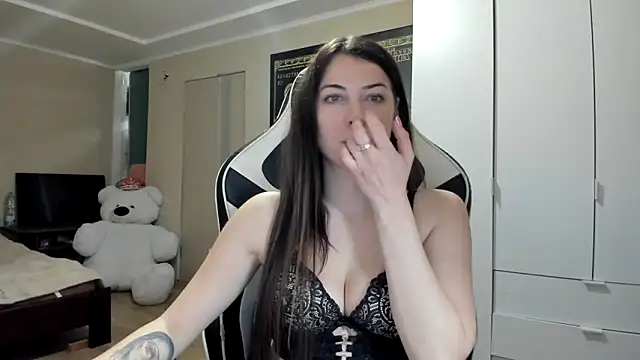 EmiLovsi online show from 10-27-25, 09:41