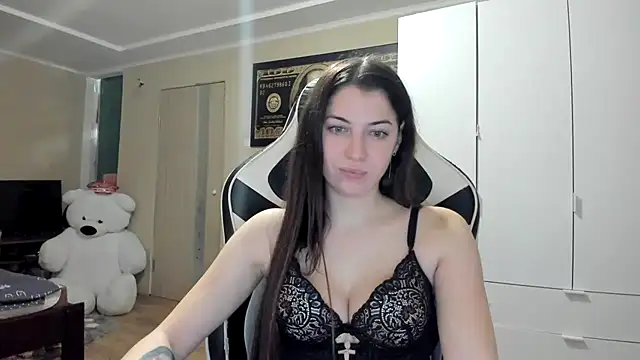 EmiLovsi online show from 11-16-25, 09:31