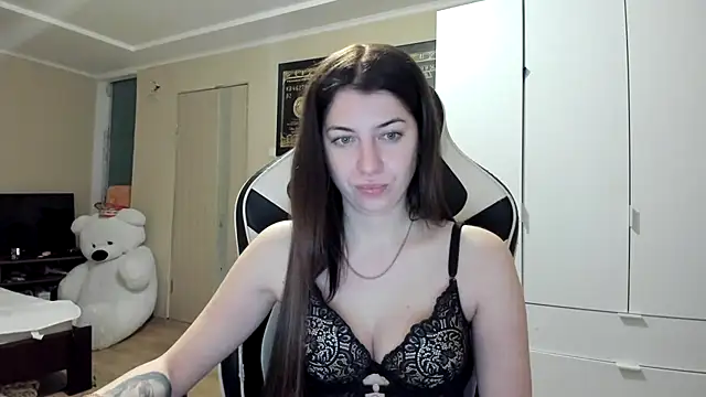 EmiLovsi online show from 12-14-25, 04:12