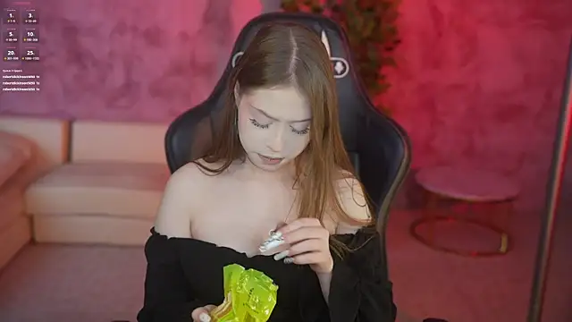 Snapshot of Esmie_Smile chatting on 06-17-26, 01:30 Esmie Smile online show from 06-17-26, 01:30