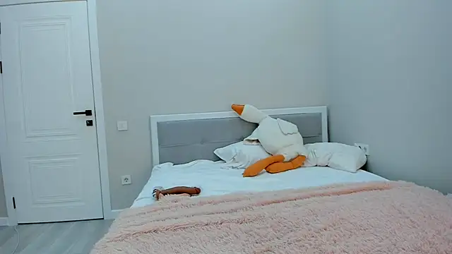 yuna loon online show from 10-24-25, 02:13