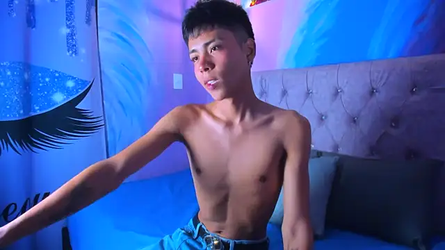 MaxiWildd online show from 12-17-25, 01:06