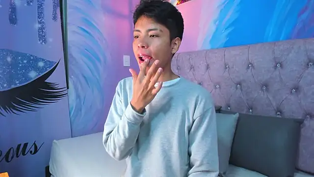 Snapshot of MaxiWildd chatting on 03-04-26, 12:55 MaxiWildd online show from 03-04-26, 12:55