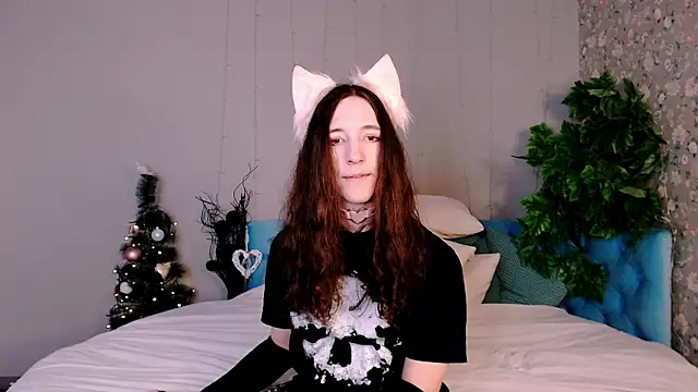 Snapshot of SilverMuse chatting on 12-19-25, 10:06 SilverMuse online show from 12-19-25, 10:06