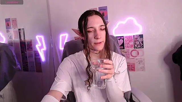 Snapshot of SilverMuse chatting on 02-12-26, 09:21 SilverMuse online show from 02-12-26, 09:21