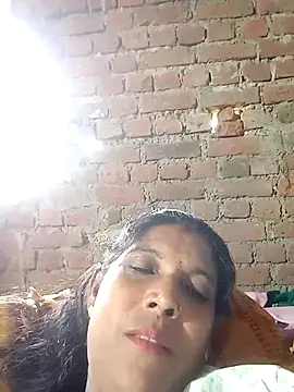 Snapshot of Savita992 chatting on 10-15-25, 06:57 Savita992 online show from 10-15-25, 06:57
