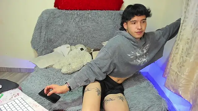 Snapshot of _viollette_ chatting on 10-21-25, 11:05 viollette online show from 10-21-25, 11:05