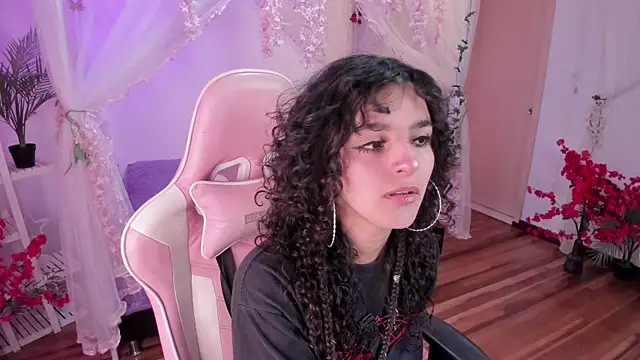 Snapshot of bunny_curly chatting on 10-21-25, 03:02 bunny curly online show from 10-21-25, 03:02