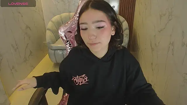 Snapshot of venuss09_s chatting on 12-14-25, 01:49 venuss09 s online show from 12-14-25, 01:49