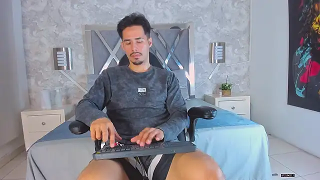 loghan fox online show from 09-26-25, 03:32