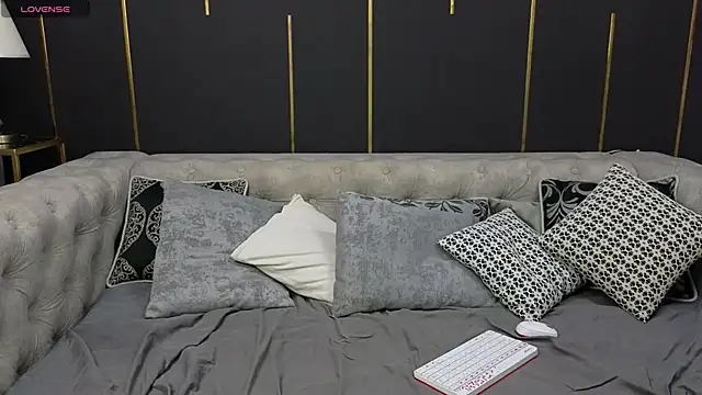 Holypinkie online show from 10-31-25, 02:01